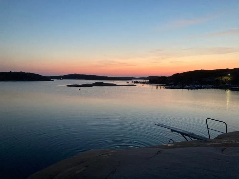 Havsvik och klippor i solnedgång